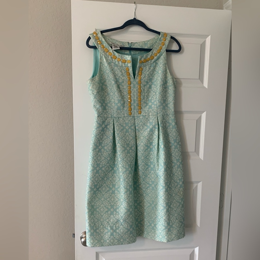 Elegant Sleeveless Sheath dress with pockets by Maggy London